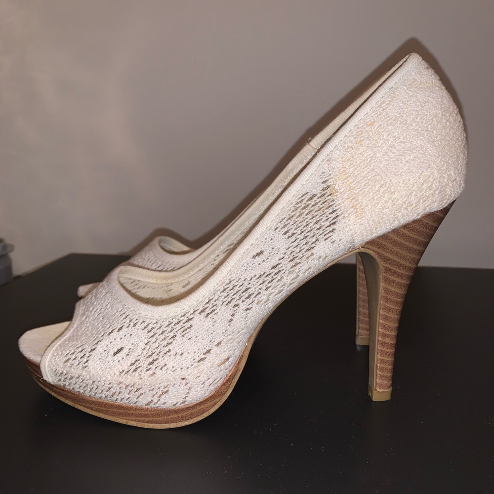 NWOT 9 1/2 cream Peep Toe